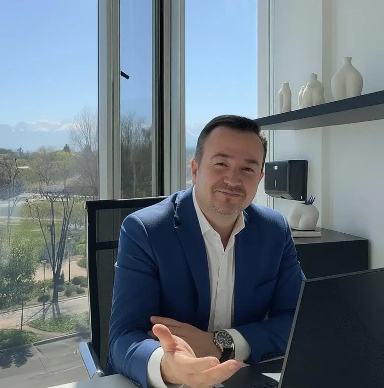 Dr. Denis Munita en su consulta